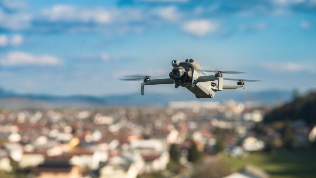 DJI Mini Drohne im Flug über einer Stadt