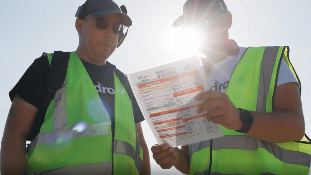 OneDrone Instruktoren mit Checkliste vor dem Flug