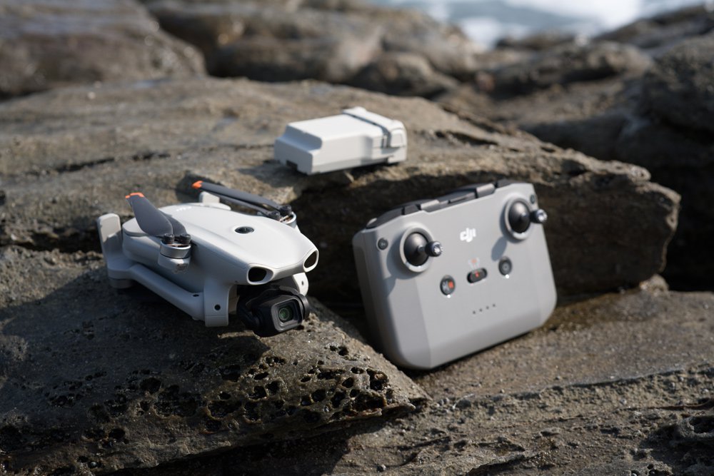DJI Lito X1 mit Fernsteuerung und Akku auf einem Felsen