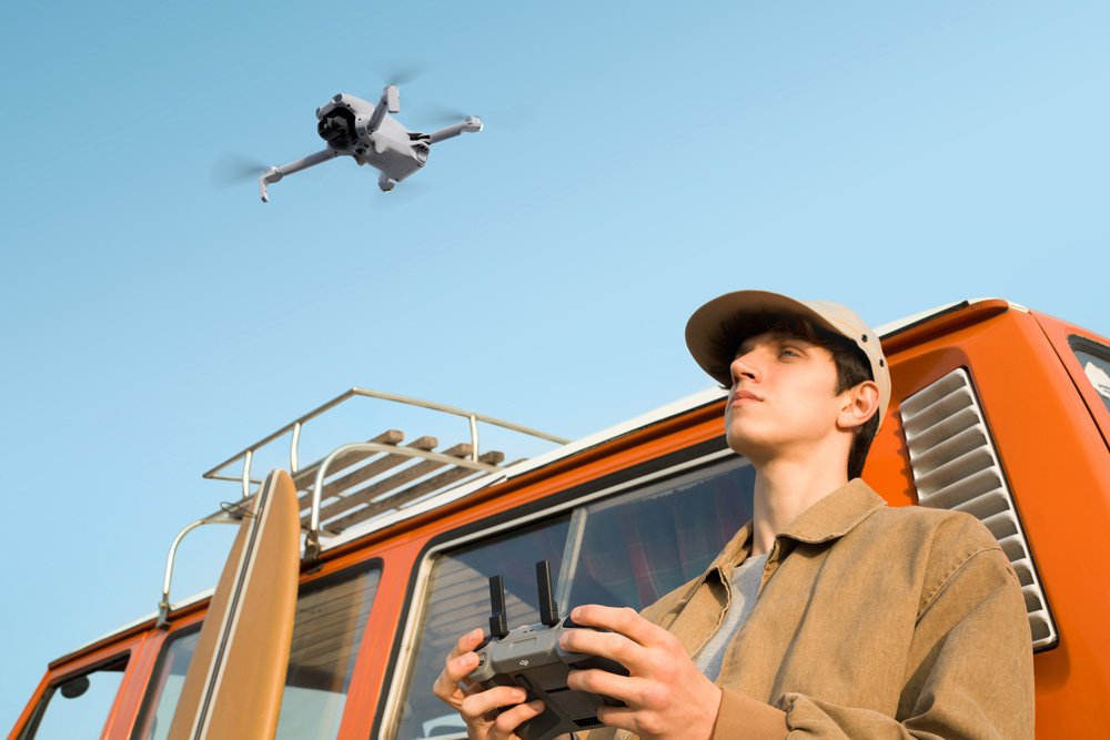 Pilot steuert eine DJI Lito X1 mit der Fernsteuerung